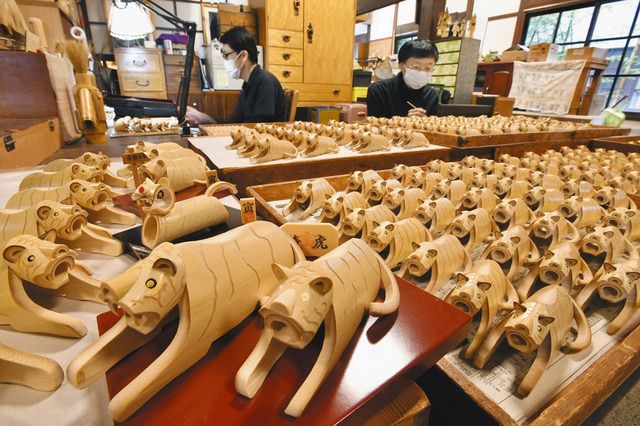 騎虎の勢いで経済回復」願う 坂井・越前竹人形の里で干支の置物作り