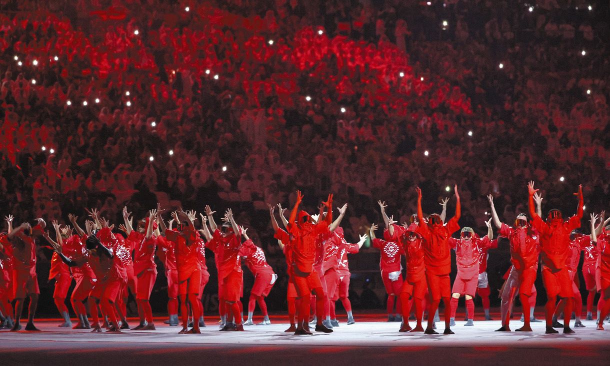 開会式の顔を務めた俳優モーガン・フリーマンに「血に染まった金に手を