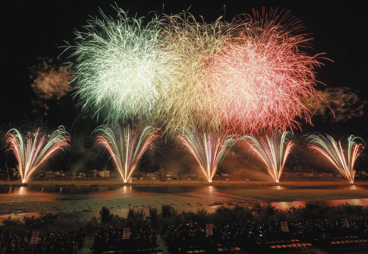 特大のスターマインが岐阜の夜空を彩ったぎふ長良川花火大会