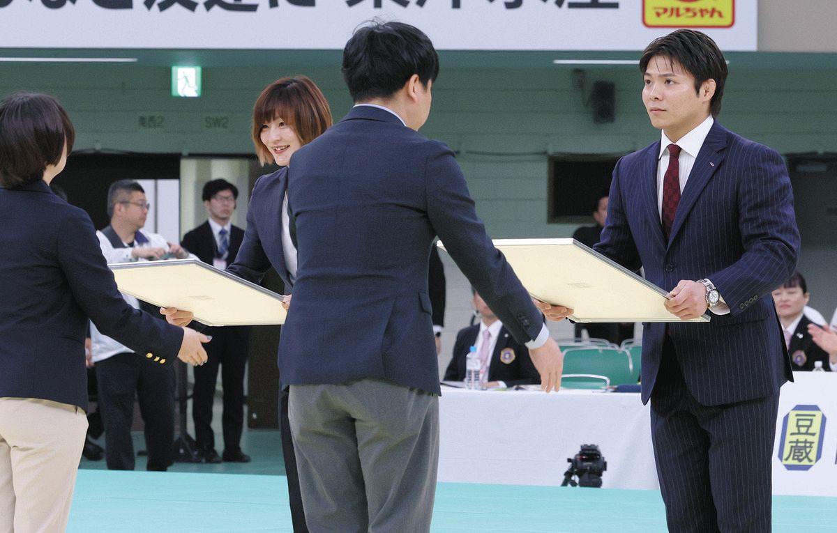 東京運動記者クラブ柔道分科会の表彰を受ける阿部一二三（右端）と角田夏実（中央左）
