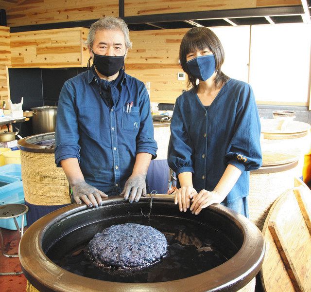 天然素材原料の藍染め体験 いなべの工房で板東さん夫妻が開催：中日新聞Web