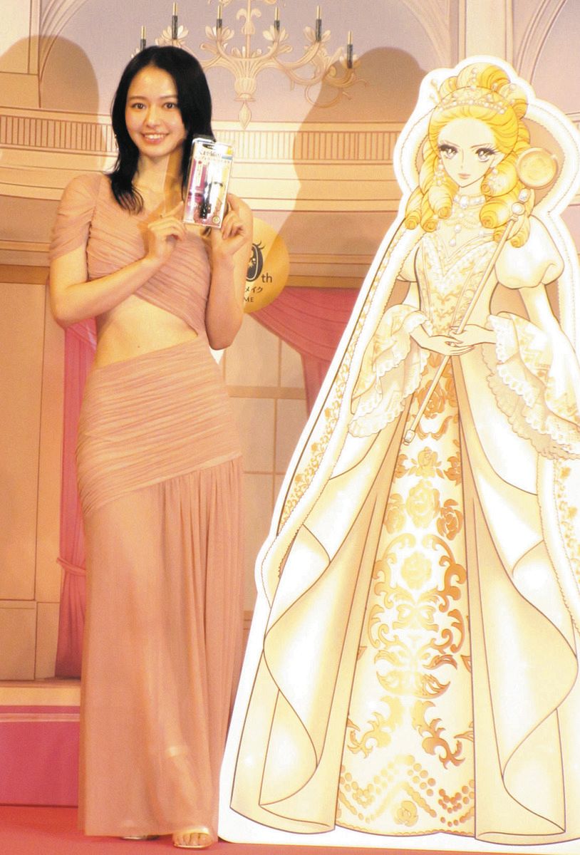 ◇山本舞香、大胆カットのセクシードレス姿全身【写真】：中日