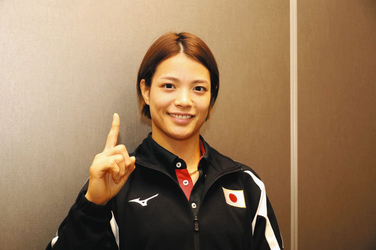世界選手権優勝にちなみ「１」のポーズで笑顔の阿部詩