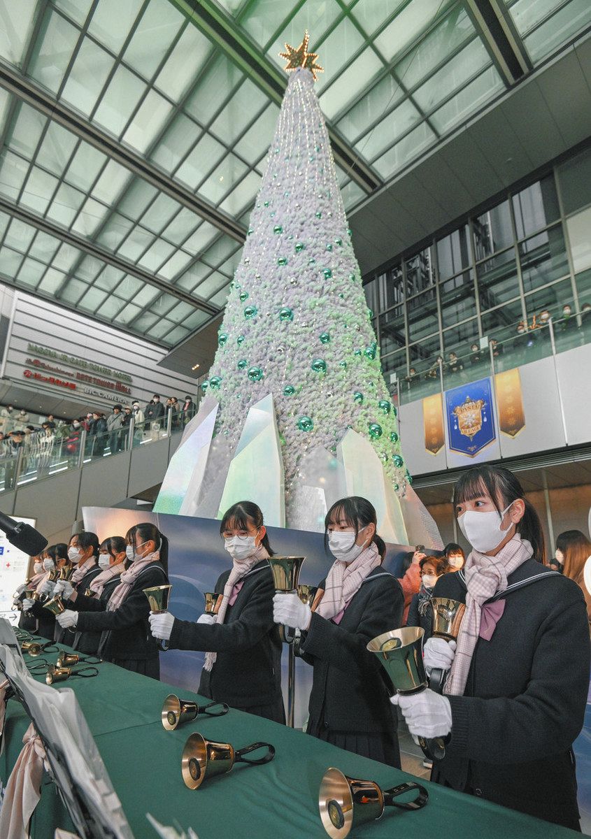 ハンドベル澄み渡る音色 桜花学園高生が名駅で披露：中日新聞Web