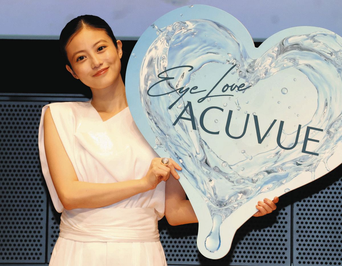 今田美桜、使い捨てコンタクトレンズ「アキュビュー」のブランド