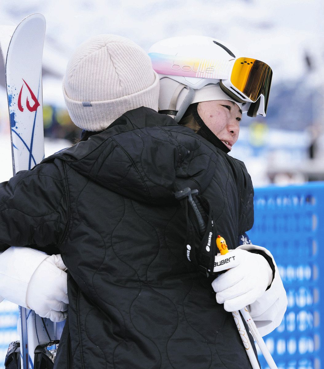 ◇上村愛子さん、冨高日向子と「涙のハグ」ショット 【写真複数】：中