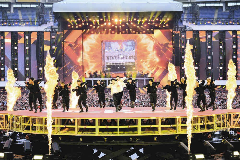 東方神起」3度目の日産スタジアム公演は2日間で13万人を動員 染まる