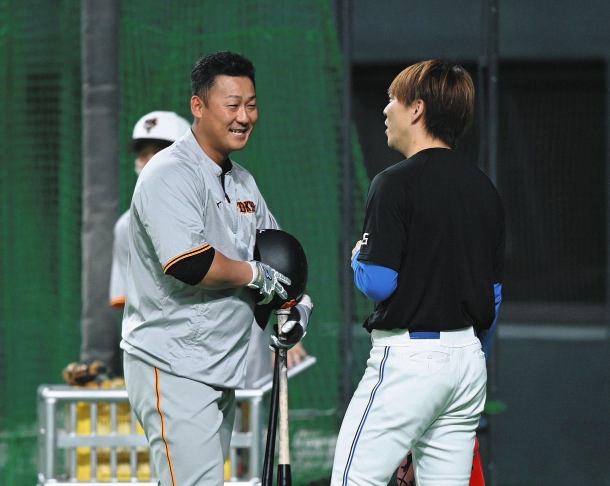 試合前、日本ハム・宮西（右）と談笑する巨人・中田
