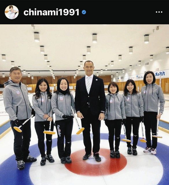 写真 187センチ室伏長官の横には ちび部 145センチ鈴木夕湖 中日新聞web