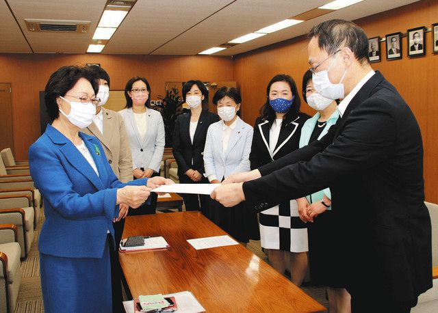 公共施設 生理用品常備を 全女性市議 金沢市長に要望 北陸中日新聞web