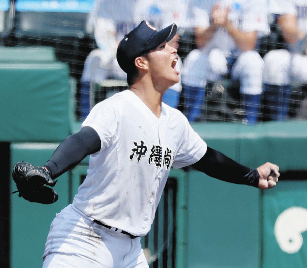 沖縄尚学 グランドコート第80回記念選抜高等学校大会着用モデル 甲子園 沖縄尚学「応援特別便」 関空に160人到着 全4便完売 夏