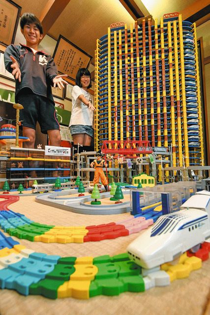 プラレールで亀山駅前を再現 地元の小中学生が制作、和菓子店で展示