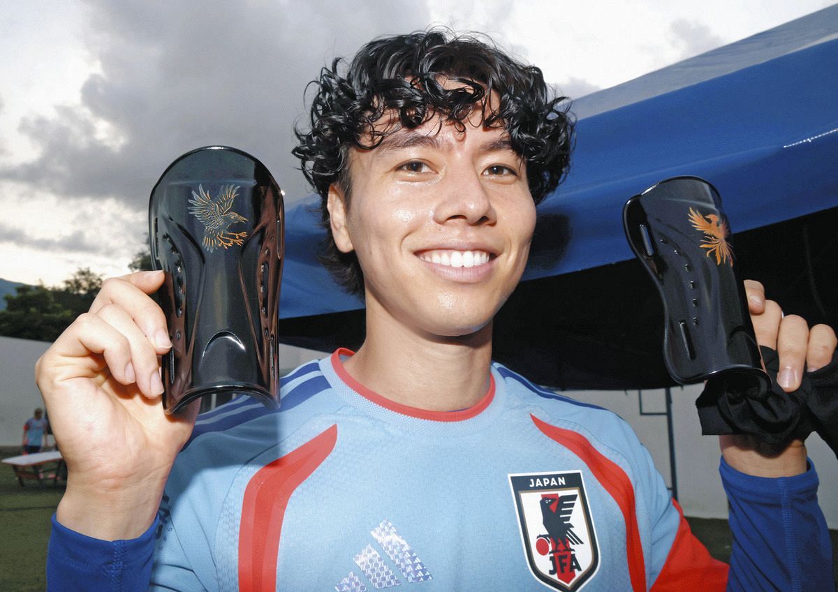 サッカーW杯・日本代表のMF田中碧選手、輪島塗の特注すね当てでピッチ