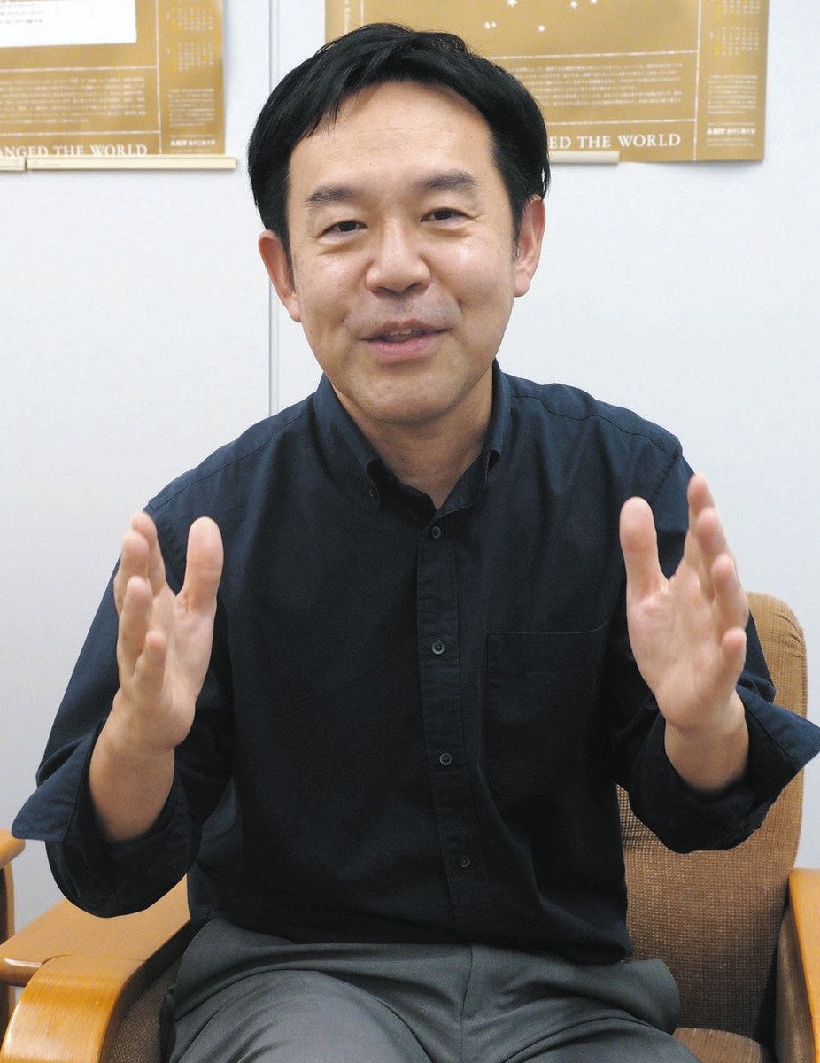 スマホのセキュリティーについて語る山本知仁教授＝金沢工業大で

