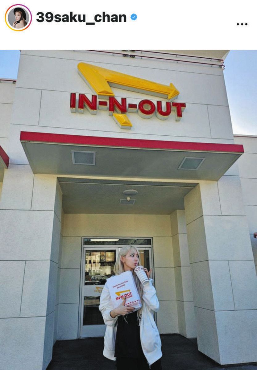 大谷翔平が大好きといわれるハンバーガーを抱えた宮脇咲良（インスタグラムから）