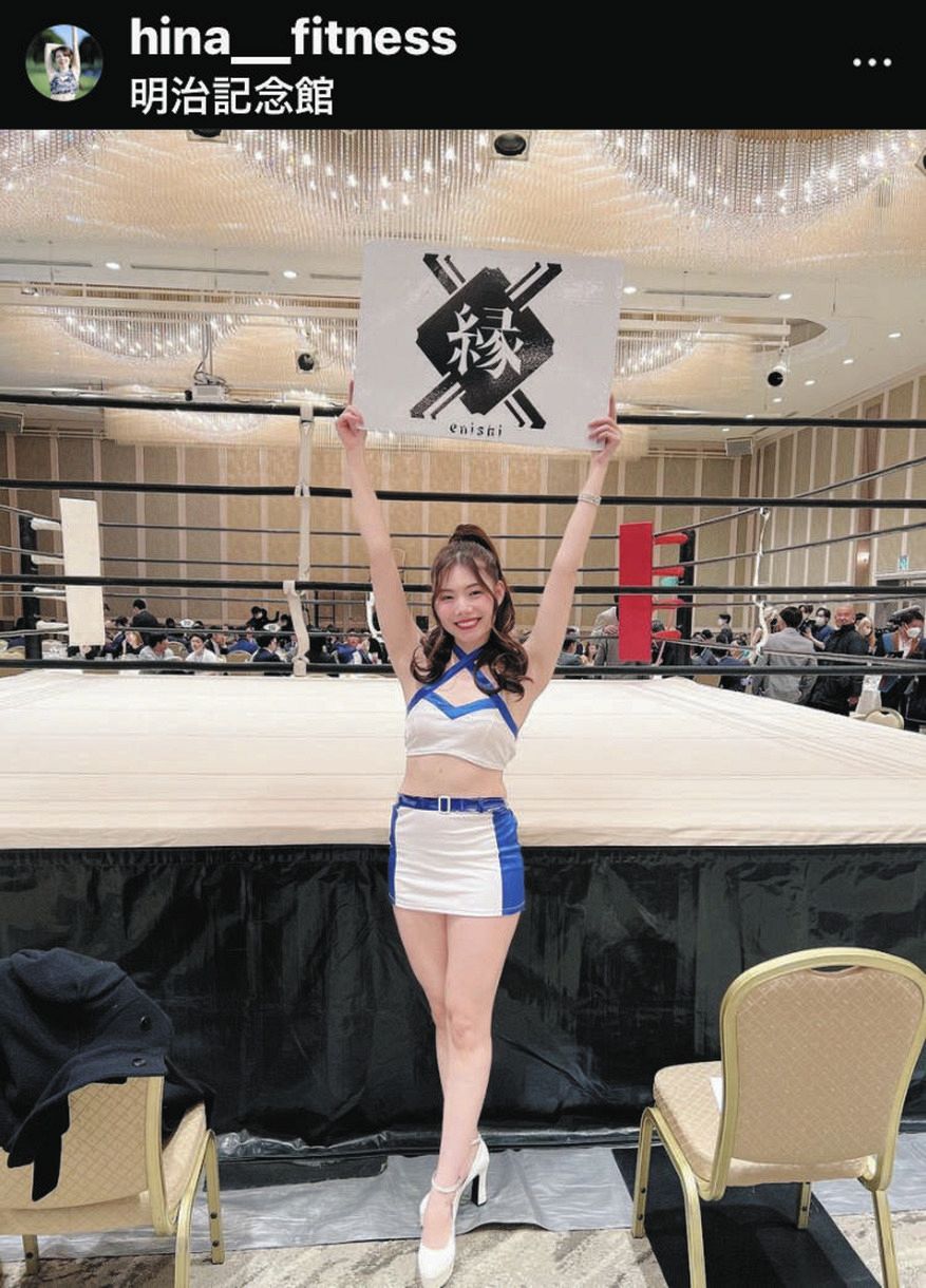◆波田妃奈さん、超ミニのスタイルでボードを掲げる【写真】