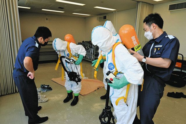 防護服の重さと暑さに悲鳴 清水海保で中学生が職場体験 中日新聞しずおかweb 防護服の重さと暑さに悲鳴 清水海保で中学生が職場体験 中日新聞しずおかweb