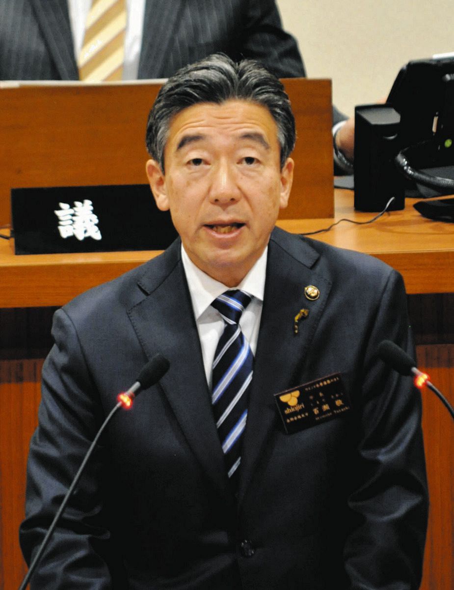 次期塩尻市長選への立候補を正式表明する百瀬さん＝塩尻市役所で
