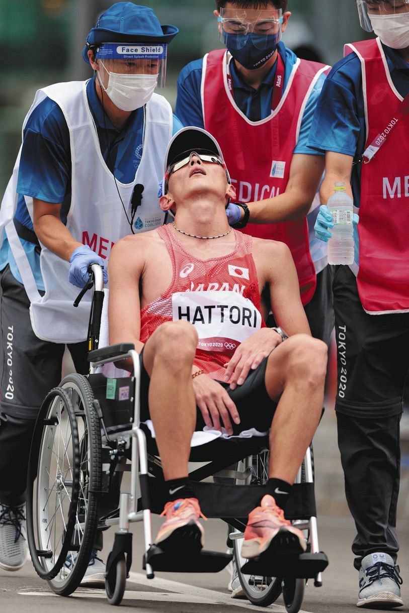 写真 マラソン服部勇馬 車いすで運ばれる 中日スポーツ 東京中日スポーツ