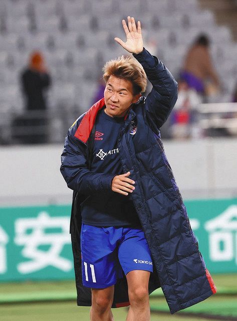 ＦＣ東京―札幌　試合後、サポーターの応援に手を振るＦＣ東京・永井