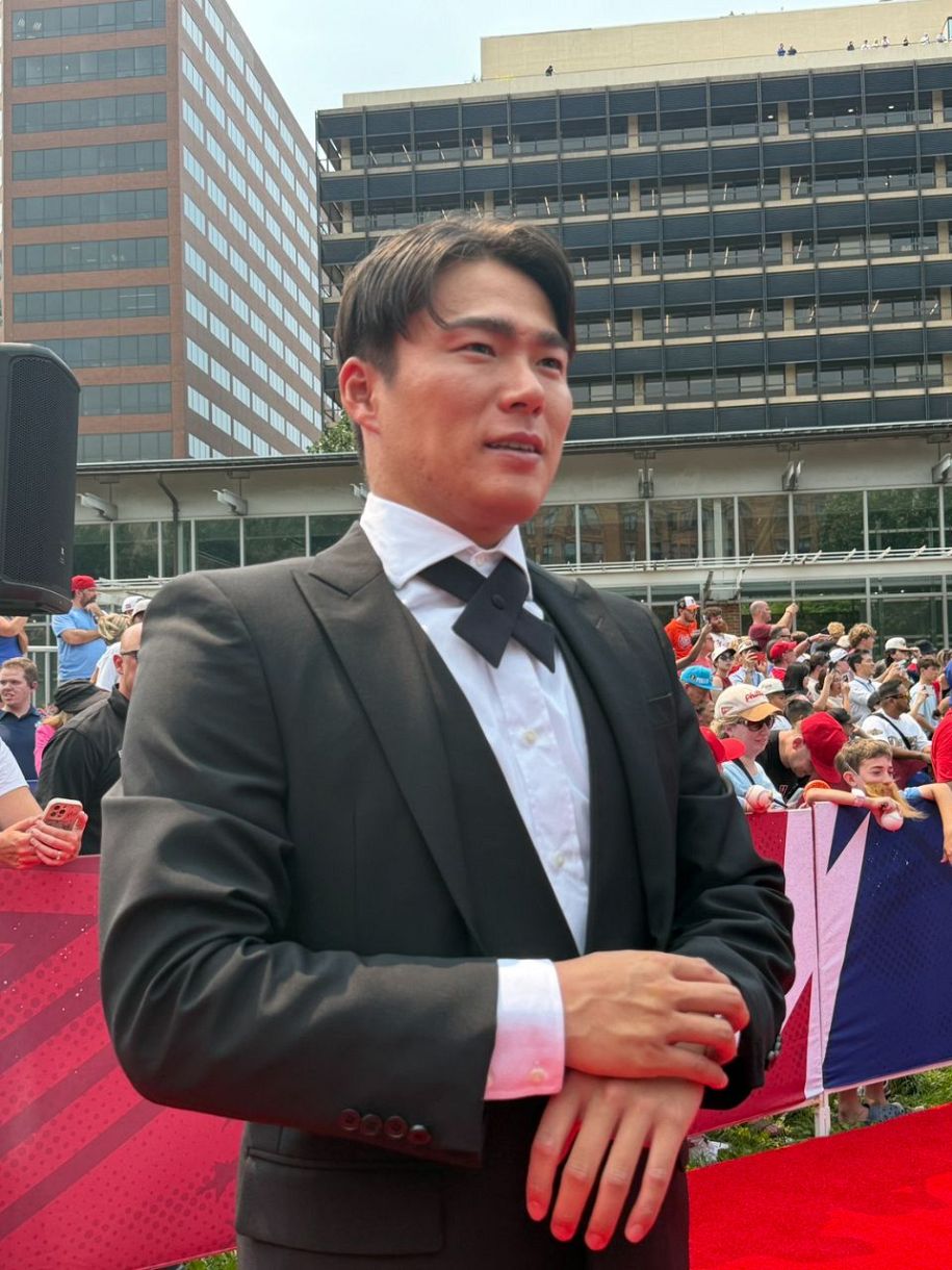 山本由伸、「ベストドレッサー」賞の貫禄、黒のタキシード「シンプルに