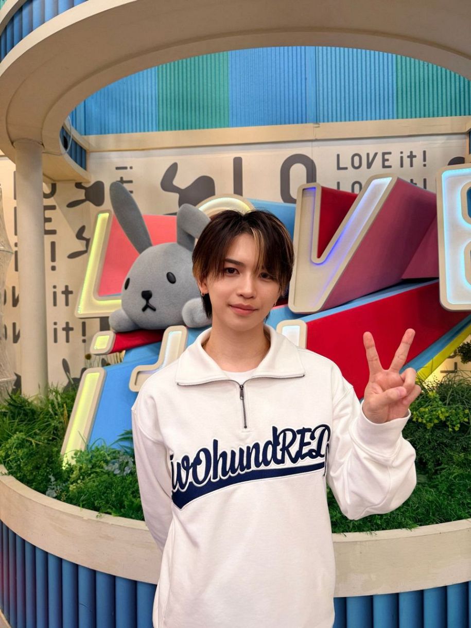 ◇岩橋玄樹、ラッピーをバックにはにかみピース【実際の投稿】：中日