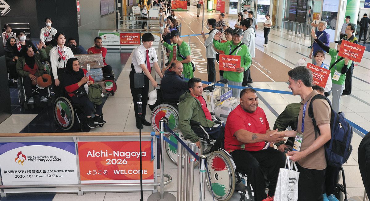 18日に開幕する愛知・名古屋アジアパラ大会に出場するため、中部国際空港に到着したイランの選手ら
