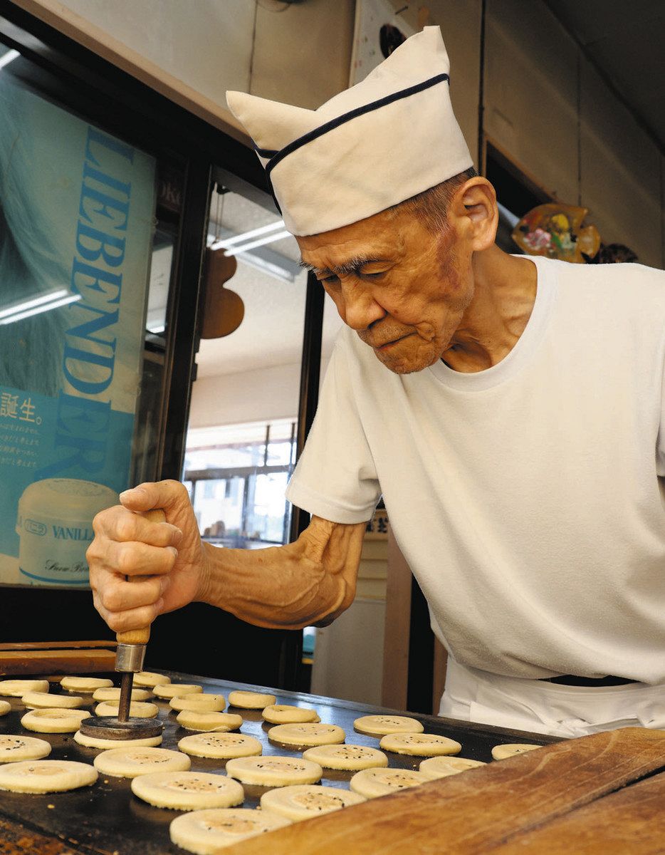 忍者の保存食がルーツ「かたやき」 経験と勘が生み出す素朴な味わい