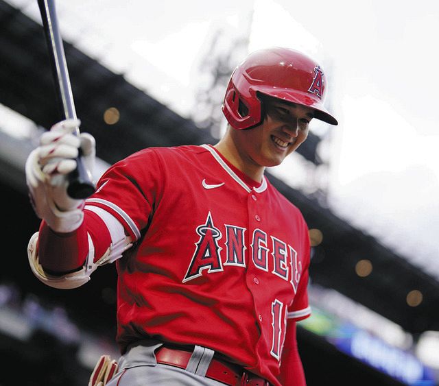 大谷翔平は試合直前でも終始笑顔でさすがの神対応 フィリーズの人気マスコットにからまれた姿が「かわいい×かわいい」など反響：中日スポーツ・東京中日スポーツ