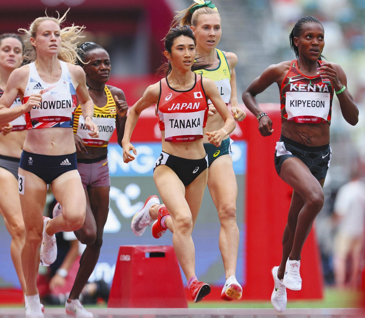 女子1500メートル予選3組　力走する田中希実（中）