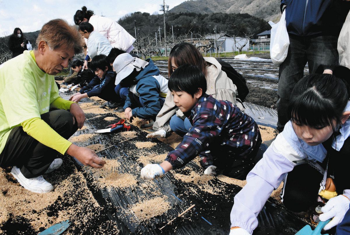 参加者と交流する後藤さん（左）＝大野町寺内で

