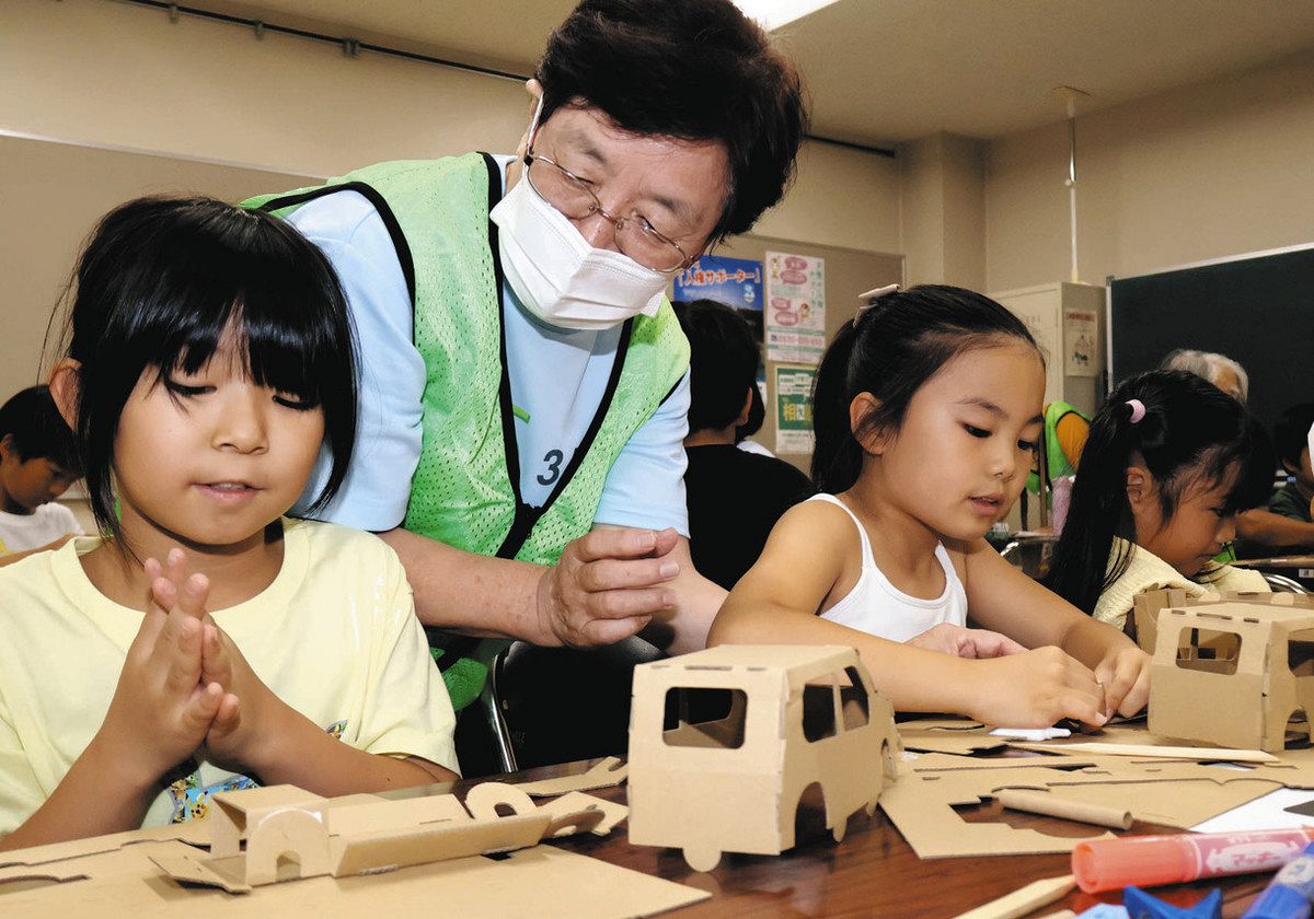 段ボールクラフトできた！ 浜松で「小学生サマースタディ」：中日新聞
