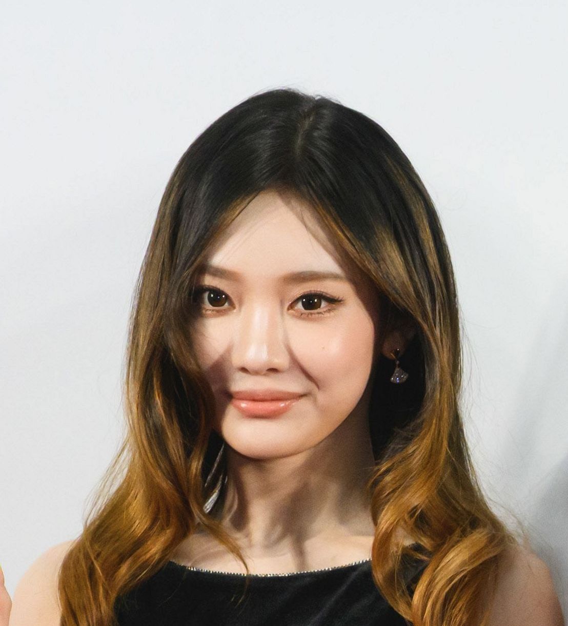 aespa ニンニン 見えそう」aespa・ニンニン、衝撃のイエロー衣装で“絶対領域”公開に