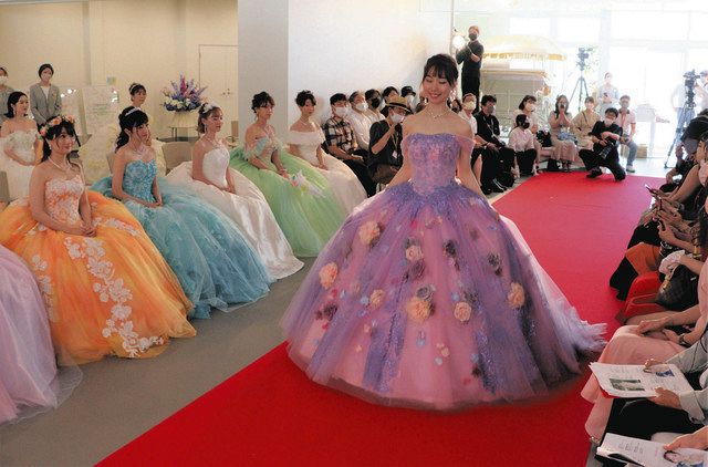豪華ドレスで堂々と 若狭のブライダル美術館でモデル審査：中日新聞Web