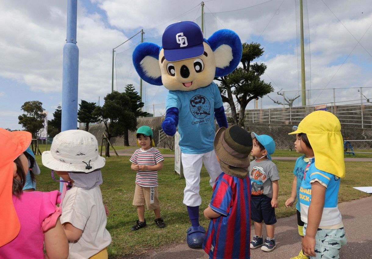 ドアラ、2年ぶり北谷キャンプ見参 「またきてね～」お散歩中の園児と