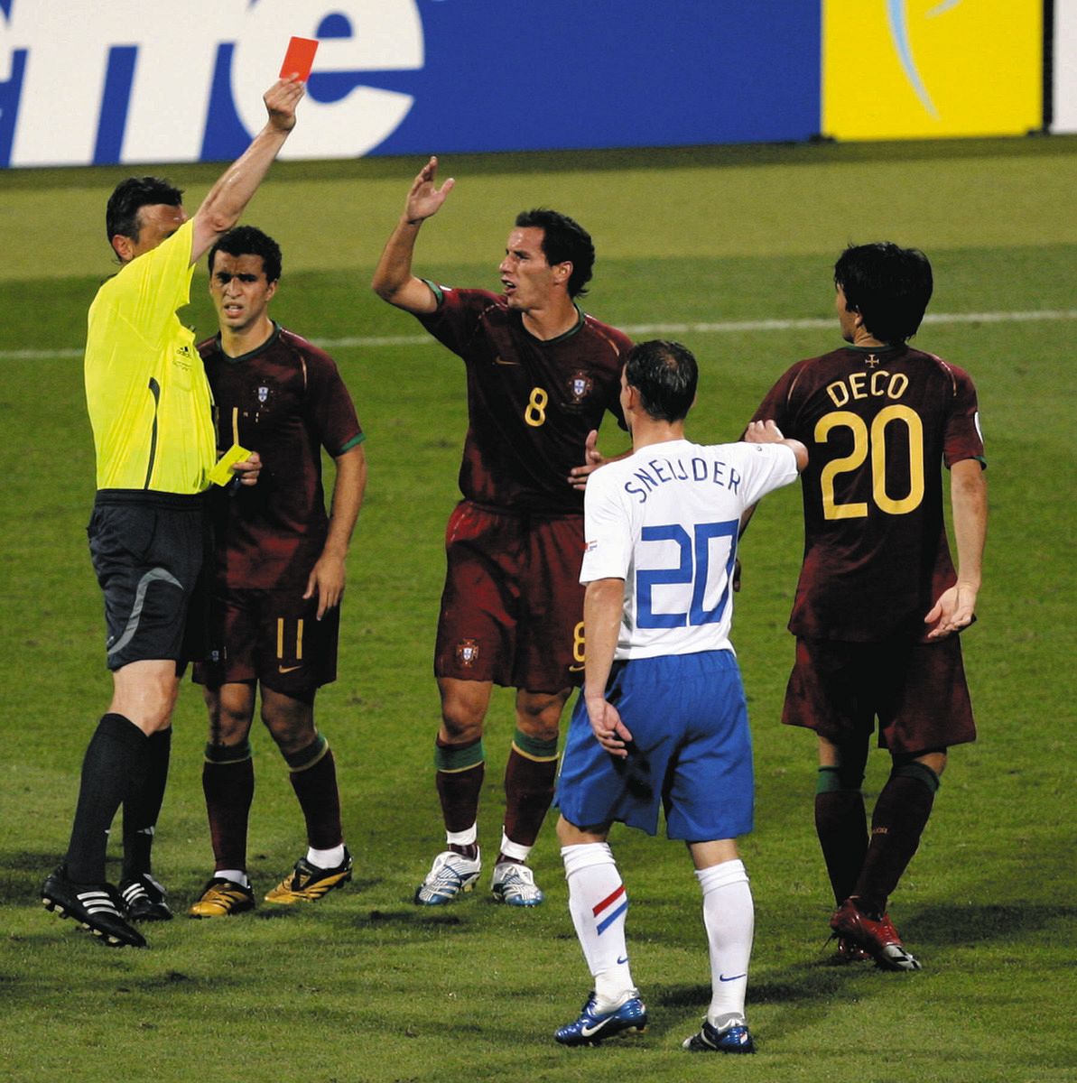 W杯事件簿⑤】誤審に大乱戦…2002年日韓大会、モレノ主審の不可解判定に