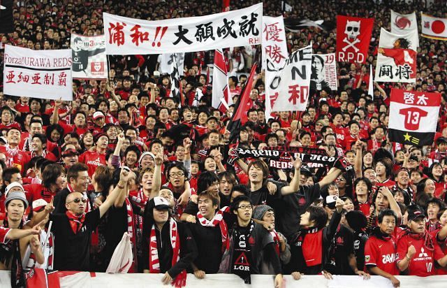 試合時は多くの横断幕が掲げられる浦和のサポーター席＝2007年11月