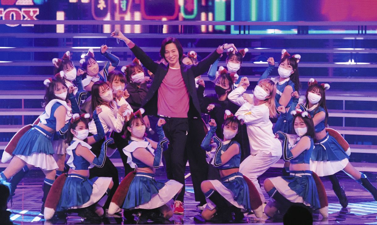 きつねダンス”をファイターズガール＆乃木坂46と一緒に踊る山内惠介