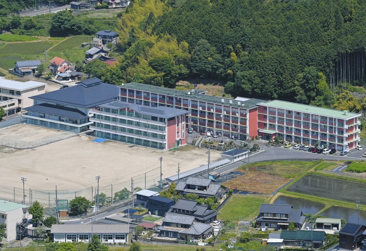 地元に人材を輩出している恵那南高＝恵那市明智町で、本社ヘリ「まなづる」から
