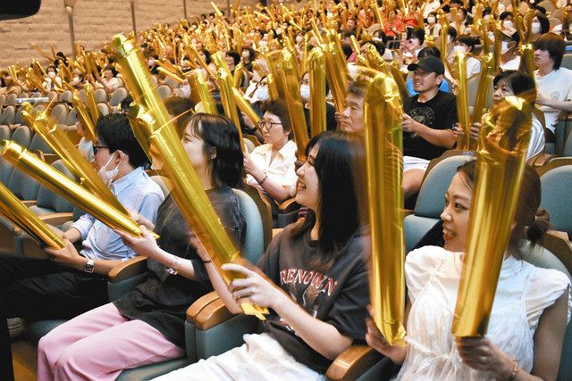 バルーンスティックを手に杉野選手を応援する観客＝津市安濃町のサンヒルズ安濃ハーモニーホールで