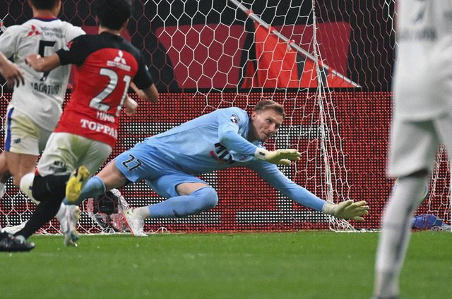 浦和―ＦＣ東京　後半、好守備を見せるＦＣ東京・ＧＫスウォビィク＝埼玉スタジアムで