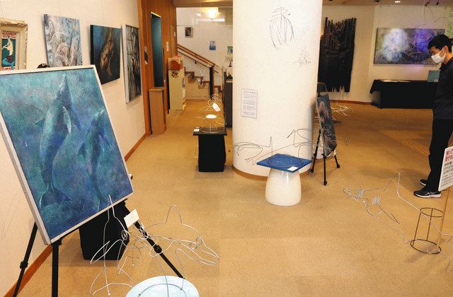 絵と針金で海の生き物表現 大町図書館でアート作品展：中日新聞Web