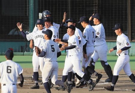 中京大中京 準決勝3度目の正直でセンバツ当確 往年の立て襟復刻 Chukyo が令和初の春に帰ってくる 中日スポーツ 東京中日スポーツ