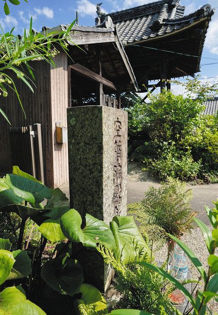 金属供出から戻った釣り鐘と、B29体当たりの中川少尉慰霊碑 金属供出から戻った釣り鐘と、B29体当たりの中川少尉慰霊碑