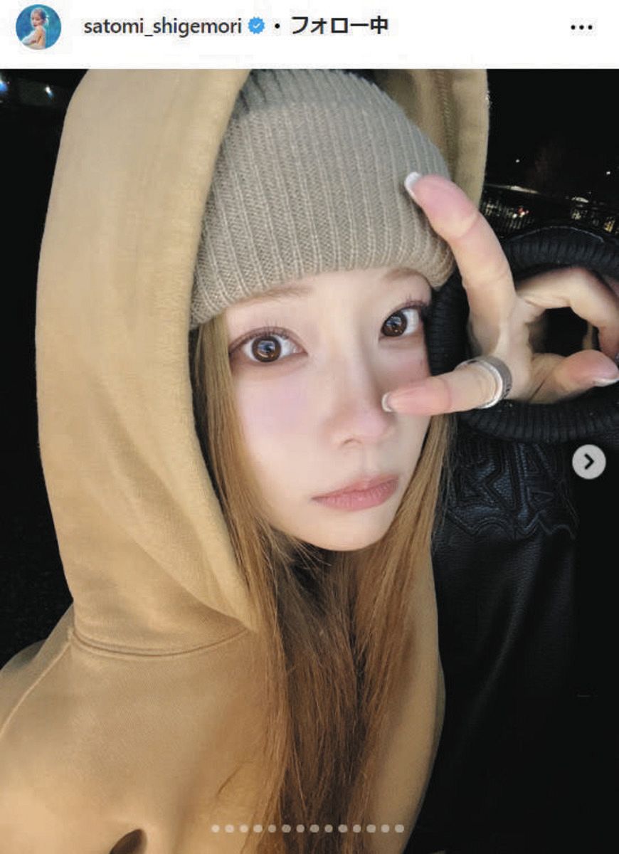 ◇重盛さと美、夜の広場で顔面どアップピース【写真】：中日スポーツ