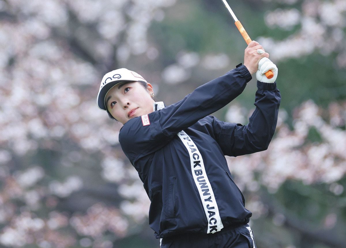 女子ゴルフ・佐久間朱莉、「100回ぐらい回ってる」地元コースで首位