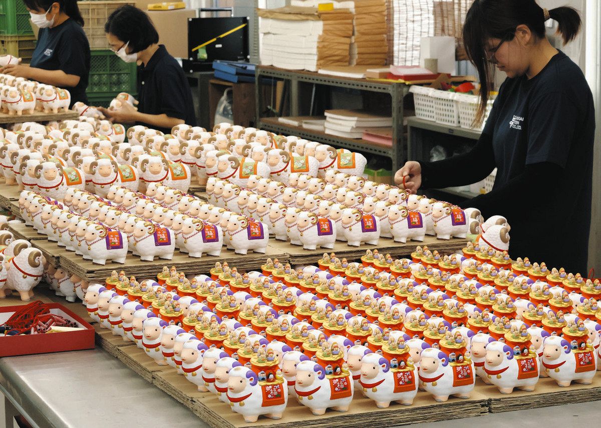 穏やかな年へのヒツジ（○○○）ュ品？ 瀬戸市・中外陶園で干支の置物
