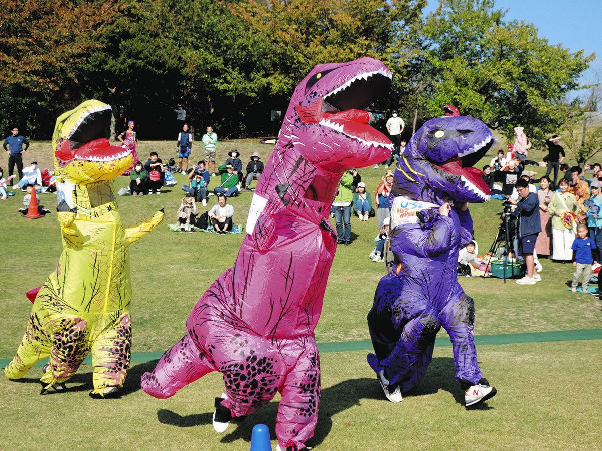 カラフルティラノが疾走 宝達志水 着ぐるみレース：北陸中日新聞Web