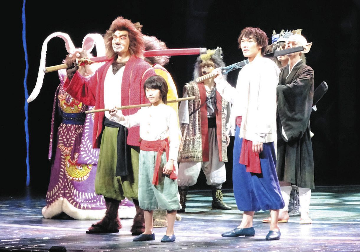 劇団四季の最新ミュージカル「バケモノの子」の最終通し舞台けいこのカーテンコールで、ポーズを取る熊徹役の伊藤潤一郎（左）らメーンキャスト
