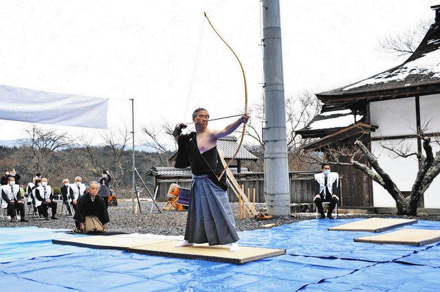 コロナ倒せ、菌滅の矢 飯田の旧小笠原家書院で矢渡し：中日新聞Web